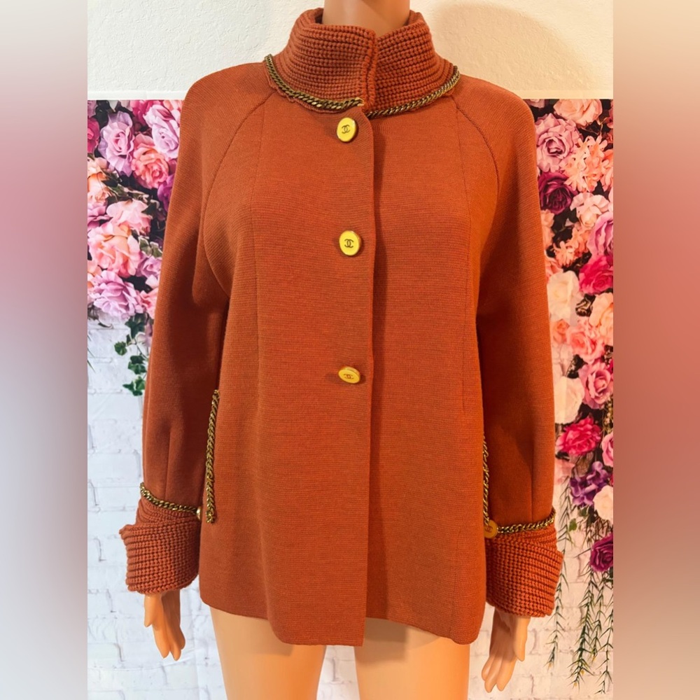 Authentic Vintage orange Chanel knit jacket with gold-tone chain 
1980s–1990s.🎀